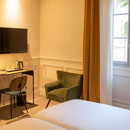 Royal - Centre Comedie Hotel 3*