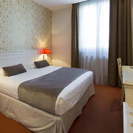 Royal - Centre Comédie Hotel 3*